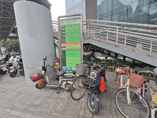 人行道飙车、包围公交站、闯红灯……广州CBD遭遇“电鸡”围城