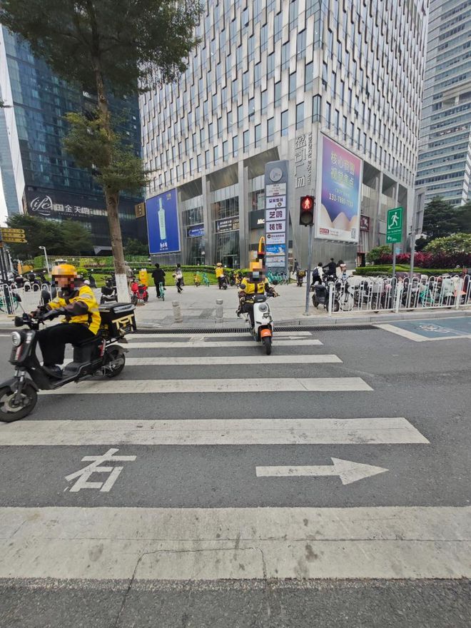 人行道飙车、包围公交站、闯红灯……广州CBD遭遇“电鸡”围城