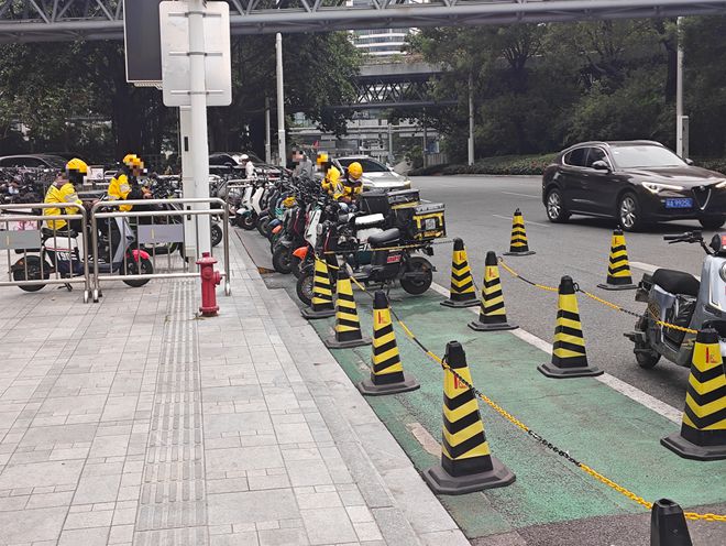 人行道飙车、包围公交站、闯红灯……广州CBD遭遇“电鸡”围城