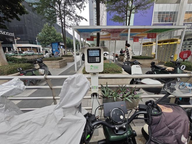 人行道飙车、包围公交站、闯红灯……广州CBD遭遇“电鸡”围城