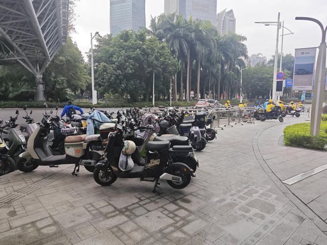人行道飙车、包围公交站、闯红灯……广州CBD遭遇“电鸡”围城