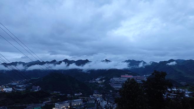 酱酒低潮，茅台镇青年破局样本：卖酒人“出山”摆地摊，有“酒二代”转型做酒庄