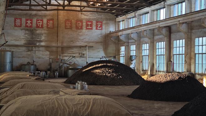 酱酒低潮，茅台镇青年破局样本：卖酒人“出山”摆地摊，有“酒二代”转型做酒庄