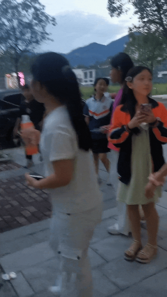 21名小学生凑300元毕业聚餐，老板贴钱加菜：不为赚钱，只为你们开心