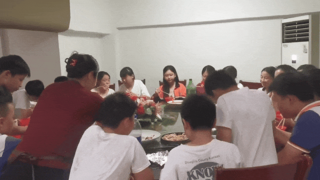 21名小学生凑300元毕业聚餐，老板贴钱加菜：不为赚钱，只为你们开心