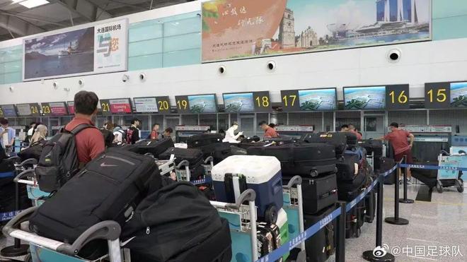 国足回应东亚杯行李过多争议：均为球队训练参赛必要物资