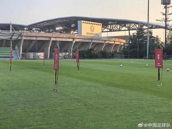 国足回应东亚杯行李过多争议：均为球队训练参赛必要物资