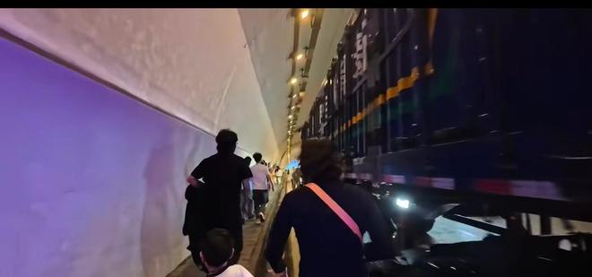 新疆赛里木湖隧道两车相撞起火？现场游客弃车狂奔逃生，当地：没起火，已经畅通