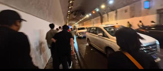 新疆赛里木湖隧道两车相撞起火？现场游客弃车狂奔逃生，当地：没起火，已经畅通