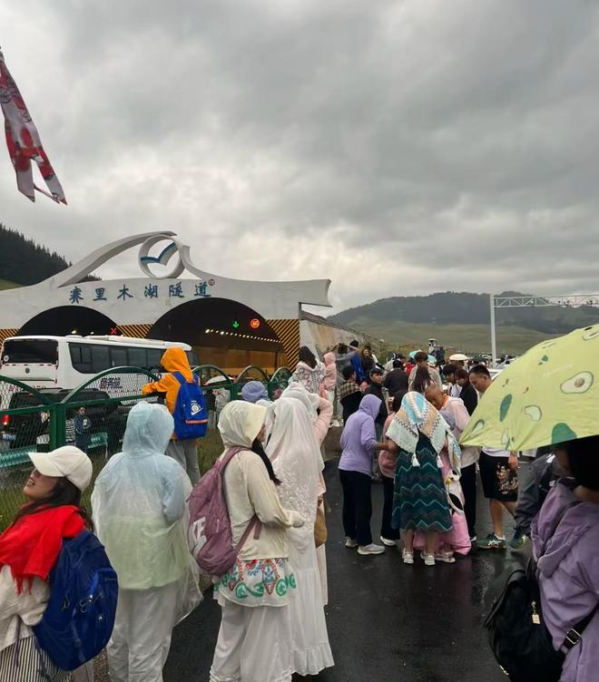 新疆赛里木湖隧道两车相撞起火？现场游客弃车狂奔逃生，当地：没起火，已经畅通