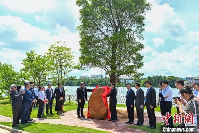 “天堂岛”总统来中国寻根，在族谱里看到自己名字