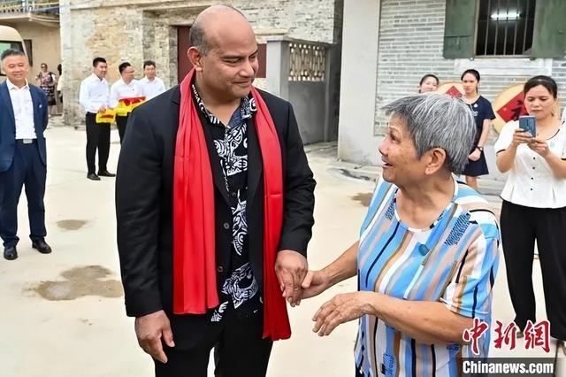 “天堂岛”总统来中国寻根，在族谱里看到自己名字
