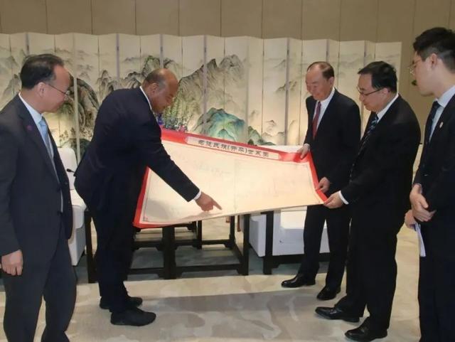 “天堂岛”总统来中国寻根，在族谱里看到自己名字