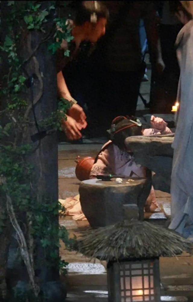 鞠婧祎片场突发意外摔倒