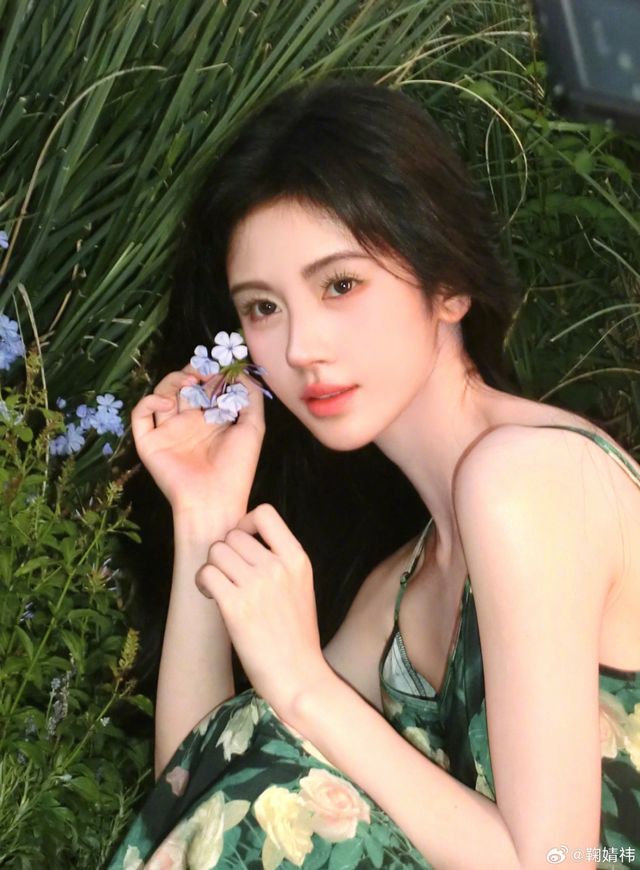 鞠婧祎片场突发意外摔倒