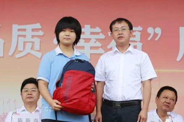 一分未花！长沙女生把所获奖学金捐赠给高中母校，将去北大读书
