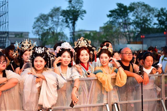 “众“仙”集结，洛阳洛邑古城 “天庭潮音”音乐秀启幕