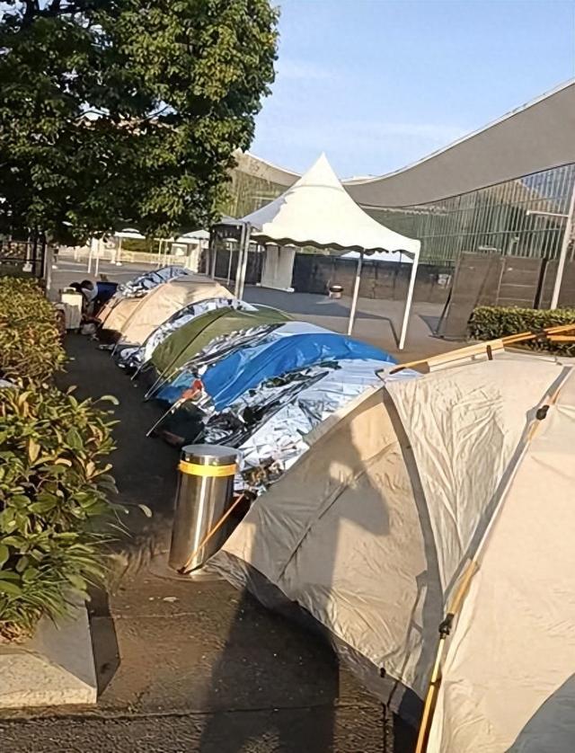 成都一音乐节举办前5天已有人扎帐篷排队，代排：1500元保证第一排中间位置