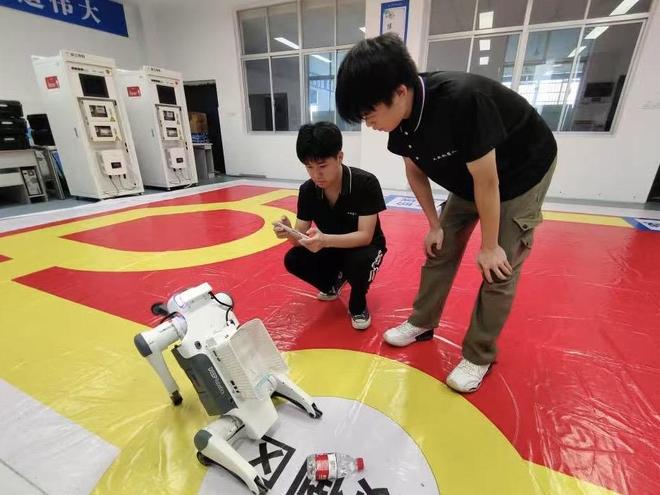 从“零设备”到“全国摘金”：长沙高新技术工程学子硬核逆袭机器人赛道