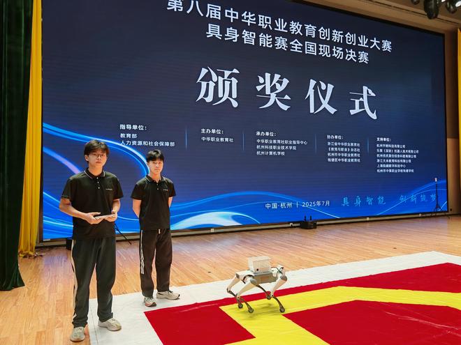 从“零设备”到“全国摘金”：长沙高新技术工程学子硬核逆袭机器人赛道
