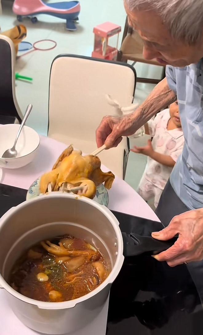 香味溢出屏幕！广东92岁爷爷为孙子重孙焗鸡汤羡煞网友，孙子：爷爷闲不住下厨更开心