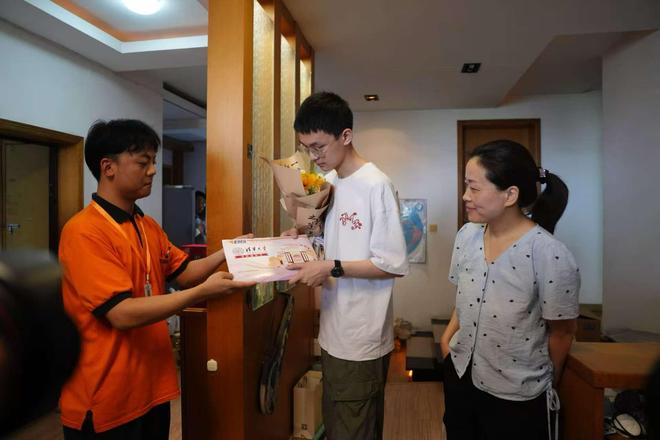 来自清华！湖南首封高考录取通知书送达