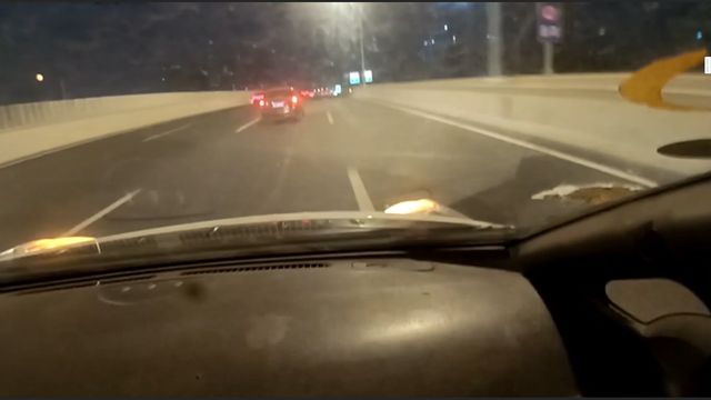 儿童头部受伤流血不止 郑州交警开道及时救治