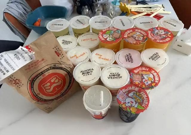 外卖大战奶茶店1天利润仅400元，老板苦笑“不够发红包”