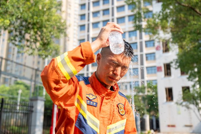 图集来了！不惧“烤”验，直击高温下的长沙消防员！