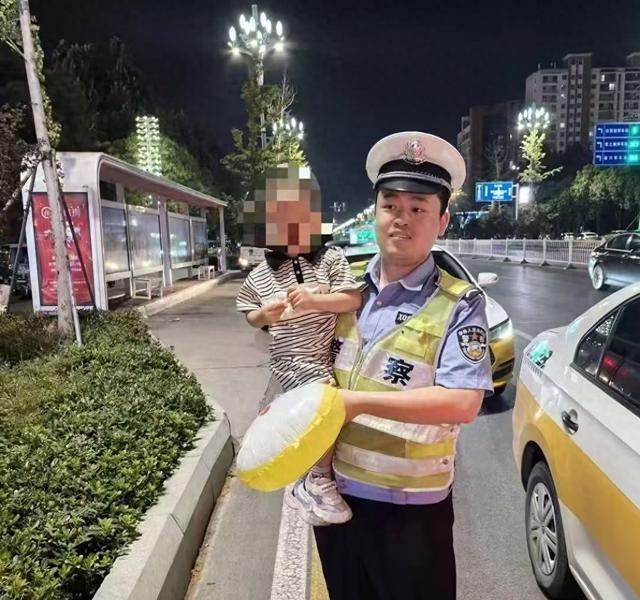 鹤壁交警帮助一走失儿童找到家人