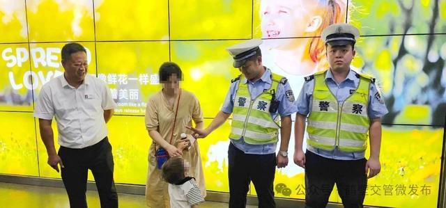 鹤壁交警帮助一走失儿童找到家人