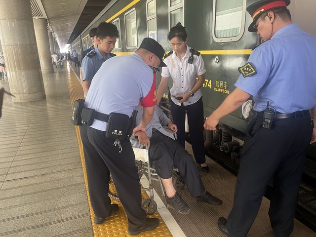乘警暖心助力 让困难老人出行无忧