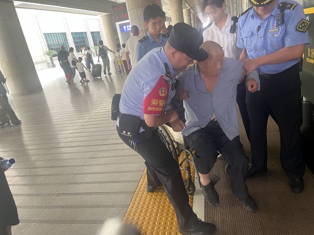 乘警暖心助力 让困难老人出行无忧