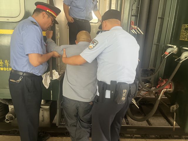 乘警暖心助力 让困难老人出行无忧