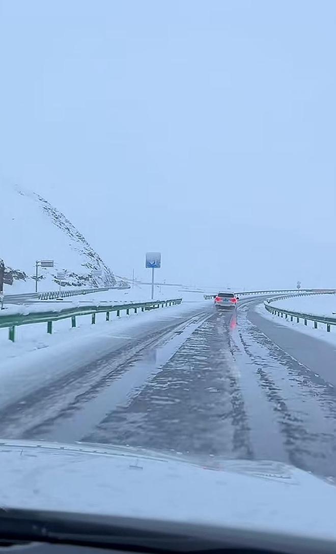 7月大雪纷飞！青海祁连大草原一夜白雪皑皑，南方“烤土豆”直呼：想把太阳一脚踢给你