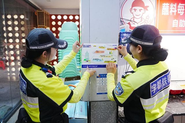 交警“逛”夜市 “烟火气”里送安全