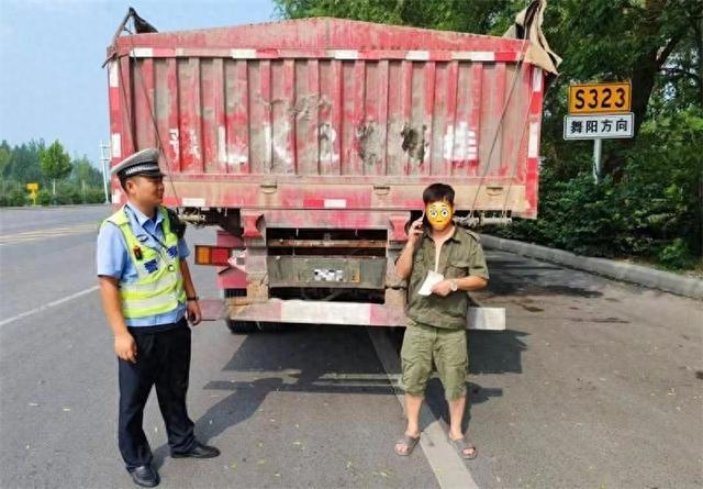 货车私装“翻牌器”躲避监控，却躲不过处罚！