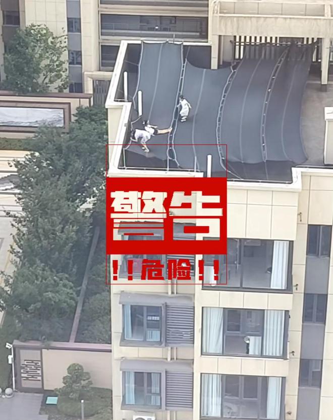楼顶遮阳网上有孩子！游客在南昌偶然拍下惊心一幕，两次跑到小区提醒，街道办：已拆除