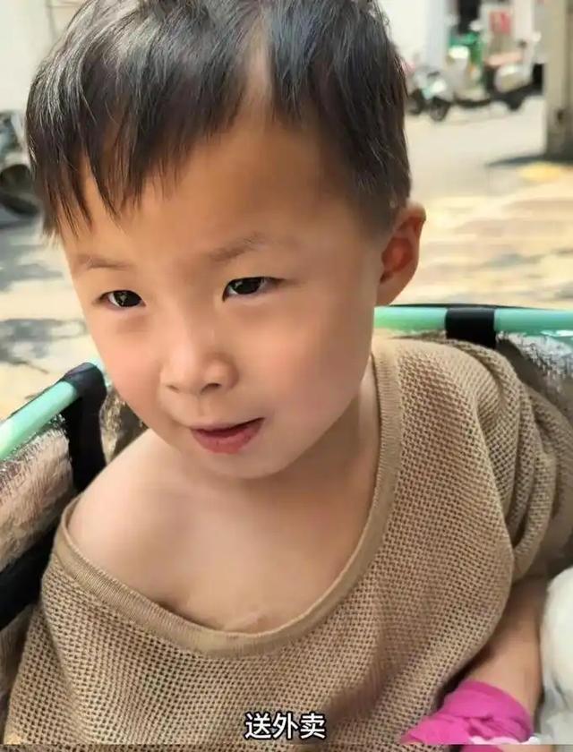 女骑手将女儿装外卖箱送外卖赚救命钱，一句“值得”让人泪流满面
