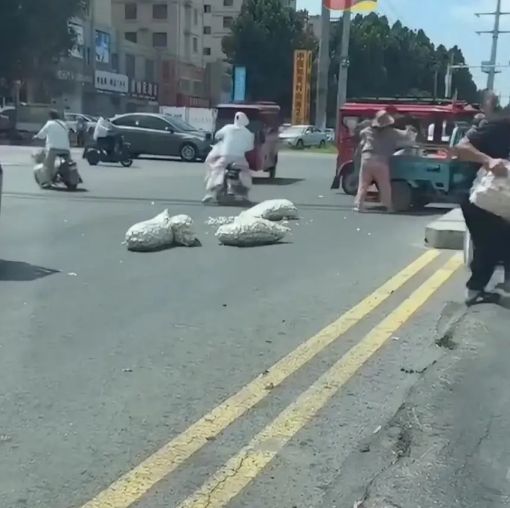 临沂惊现哄抢掉地大蒜事件，大蒜已追回但背后原因令人深思！