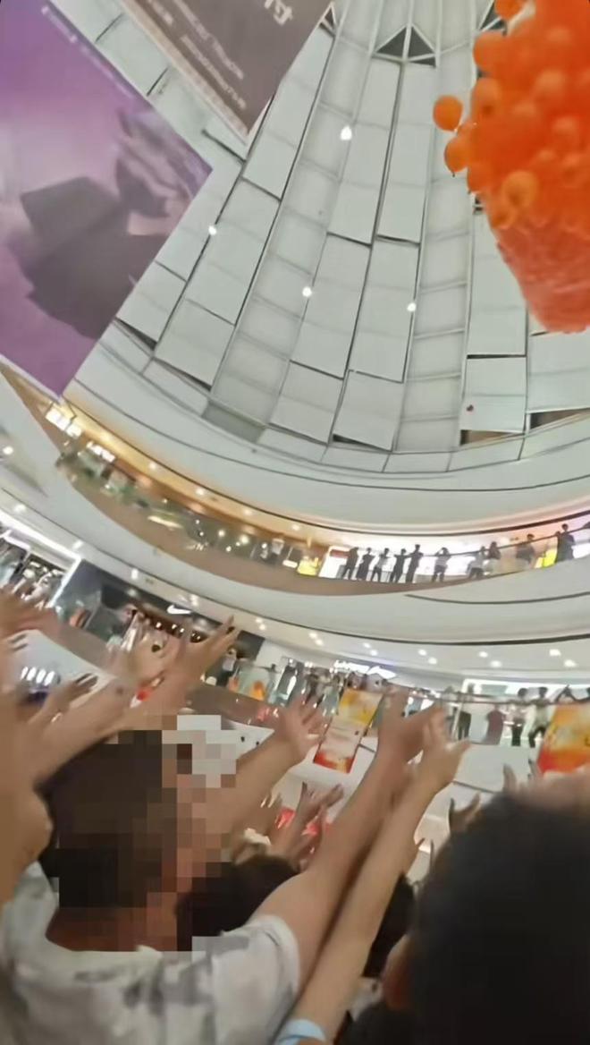 内蒙古一商场顾客为抢气球发生踩踏？商场否认：无人摔倒受伤，正在联系发布网友