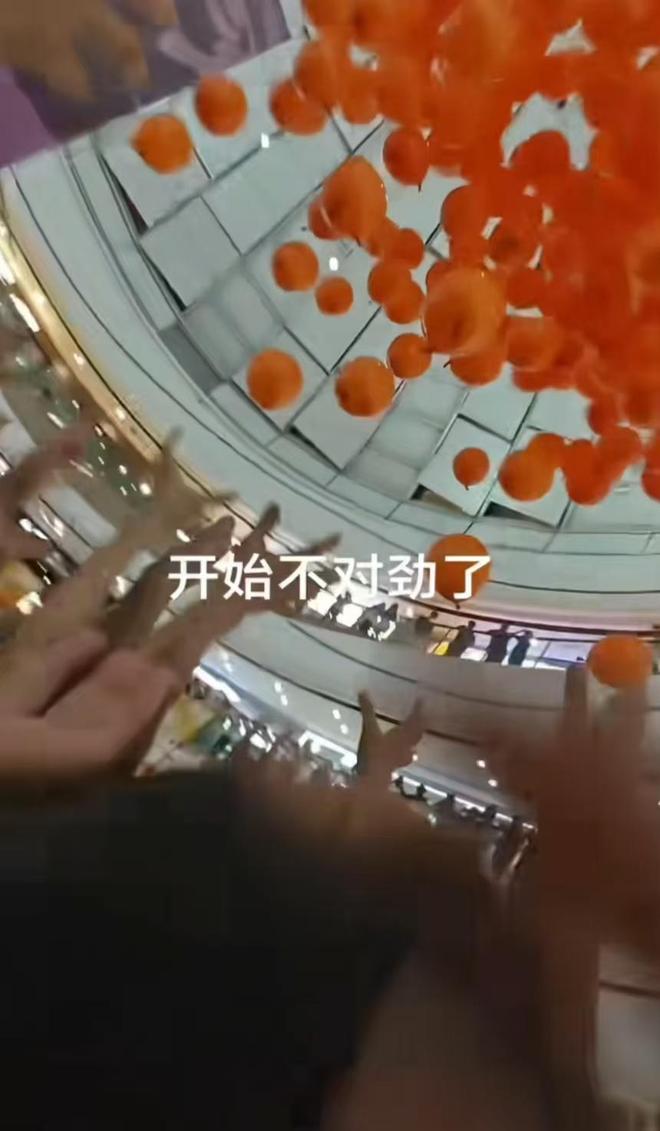 内蒙古一商场顾客为抢气球发生踩踏？商场否认：无人摔倒受伤，正在联系发布网友