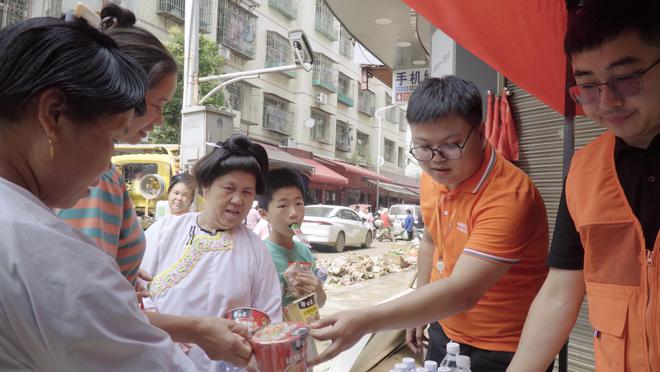 一个保险查勘员的榕江纪实：党员冲锋在前，洪水淤泥中救出400多辆汽车