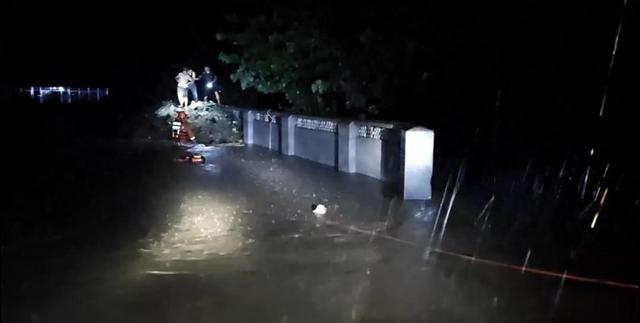 深夜暴雨中三人被困 淄博消防利用绳索和救生圈紧急营救