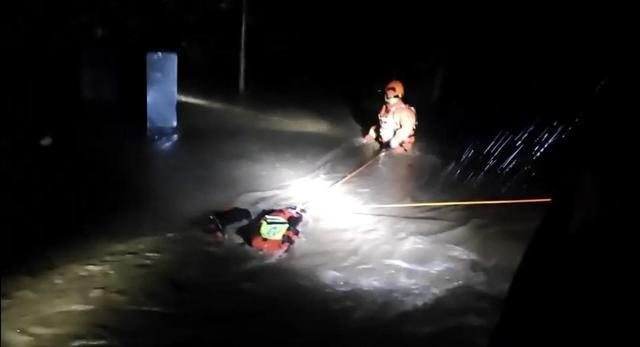 深夜暴雨中三人被困 淄博消防利用绳索和救生圈紧急营救