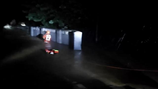 深夜暴雨中三人被困 淄博消防利用绳索和救生圈紧急营救