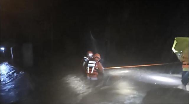 深夜暴雨中三人被困 淄博消防利用绳索和救生圈紧急营救