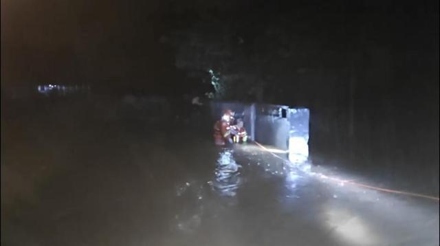 深夜暴雨中三人被困 淄博消防利用绳索和救生圈紧急营救