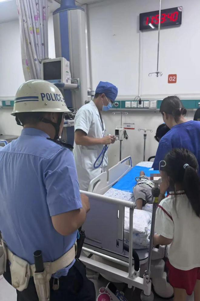 长沙4岁幼童发烧晕厥，交警13分钟开辟生命通道