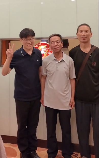 “工地大叔”刘诗利和《我的母亲》作者安三山同框